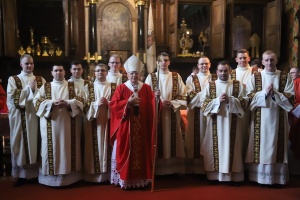 arcybiskup jędraszewski z diakonami